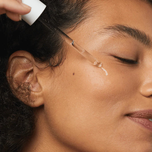 Model gebruikt SKIN1004 Madagascar Centella Hyalu-Cica First Ampoule