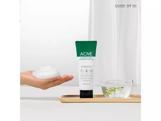 Some By Mi AHA BHA PHA 30 Days Miracle Acne Clear Foam op een beige ondergrond