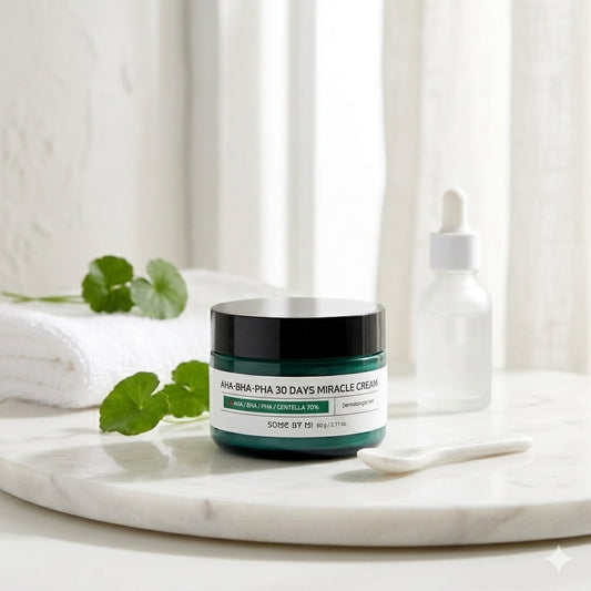 Some By Mi AHA BHA PHA 30 Days Miracle Cream op een beige ondergrond