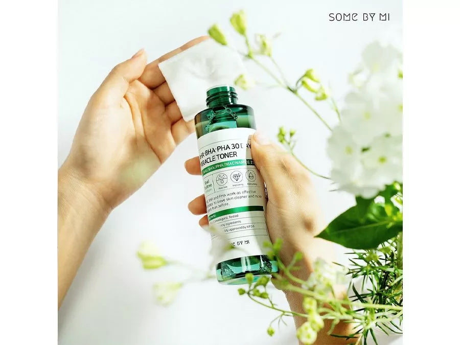 Some By Mi AHA BHA PHA 30 Days Miracle Toner op een groene natuurlijke ondergrond