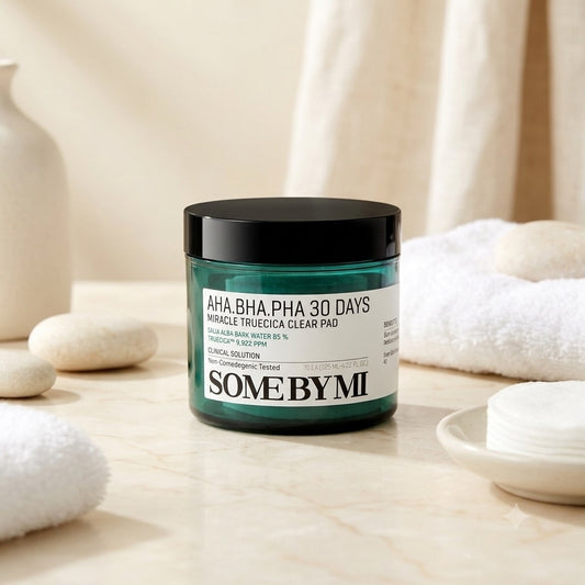 Some By Mi AHA BHA PHA 30 Days Miracle Truecica Clear Pad op een beige ondergrond