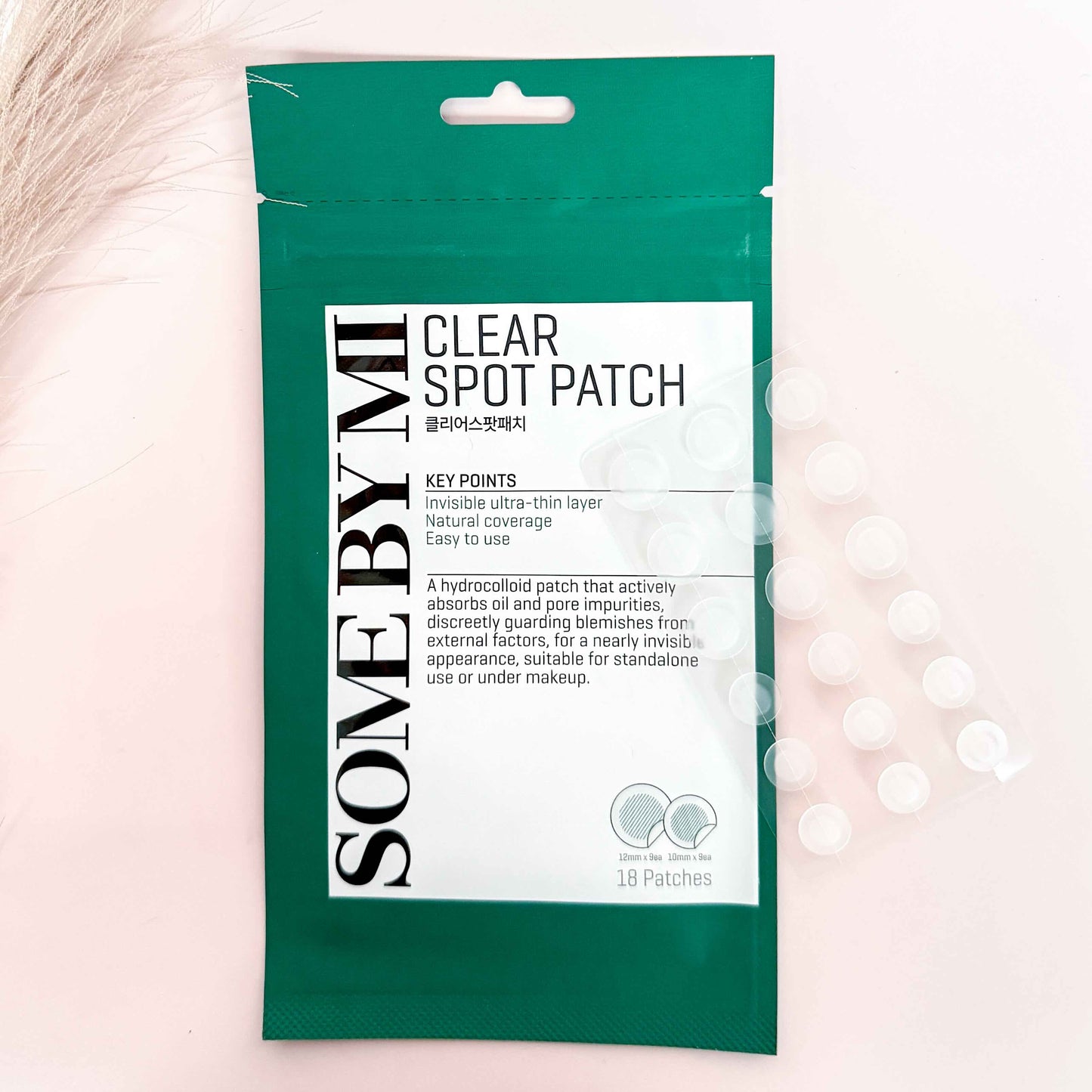 Some By Mi Clear Spot Patch op een roze ondergrond