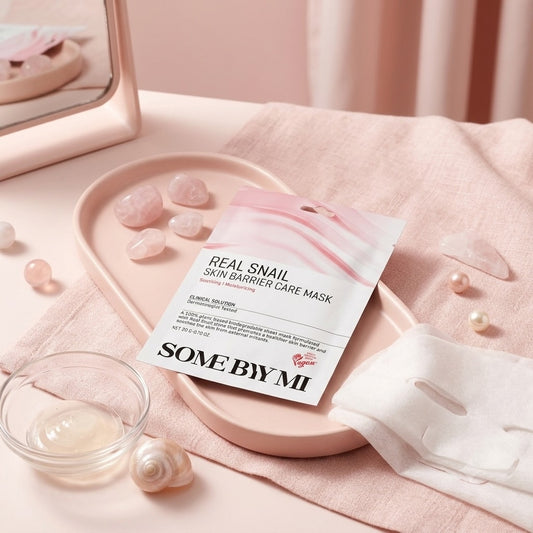 Some By Mi Real Snail Skin Barrier Care Mask op een roze ondergrond