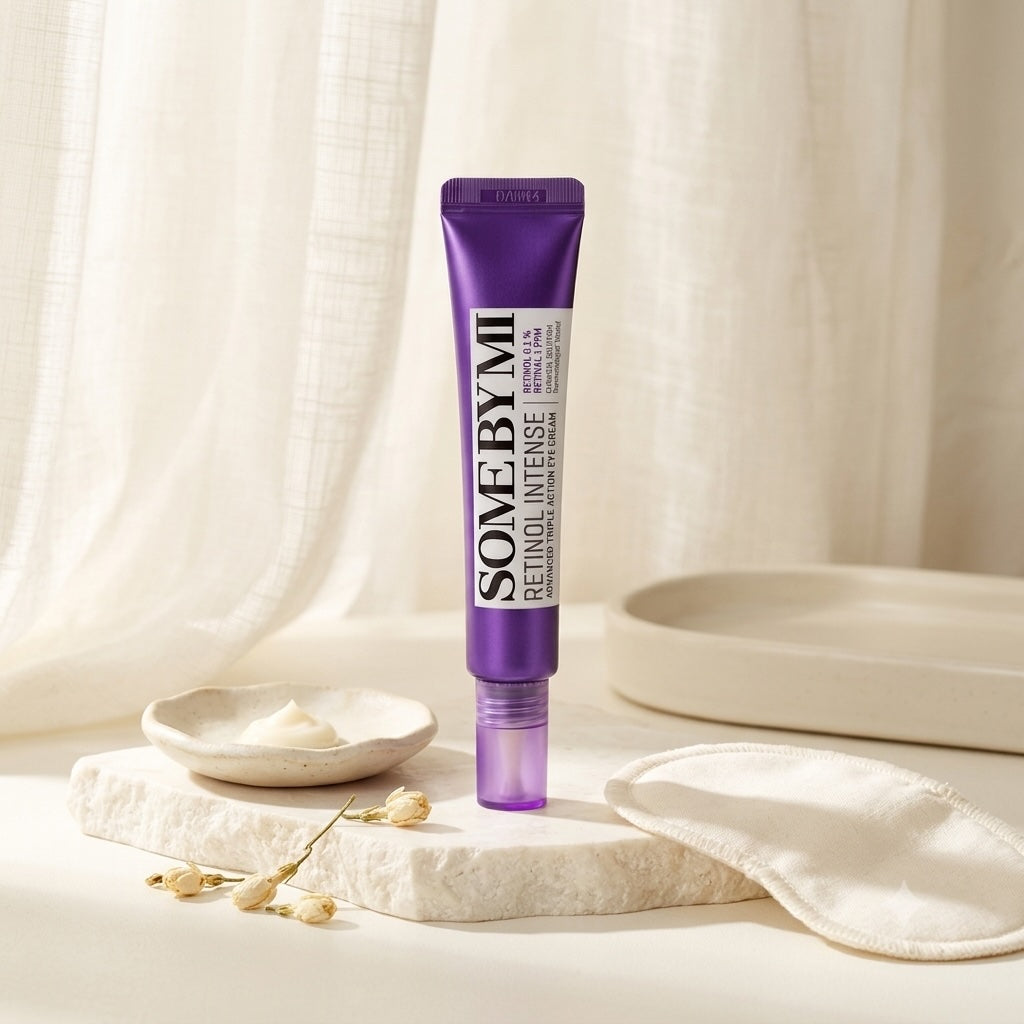 Some By Mi Retinol Intense Advanced Triple Action Eye Cream op een beige ondergrond