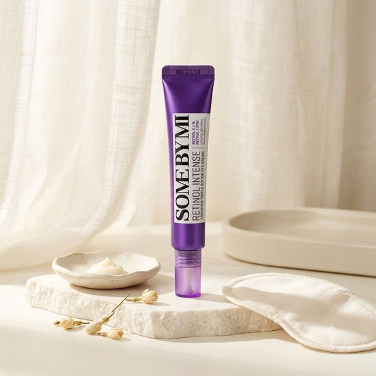 Some By Mi Retinol Intense Advanced Triple Action Eye Cream op een beige ondergrond