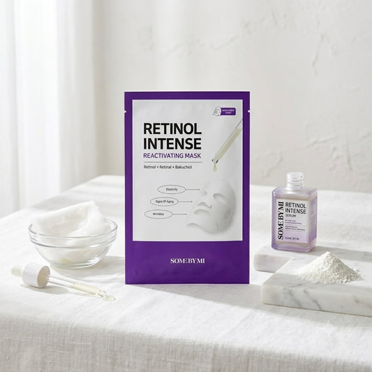 Some By Mi Retinol Intense Reactivating Mask op een beige ondergrond