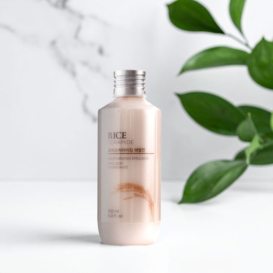 The Face Shop Rice Ceramide Moisture Emulsion naast groene bladeren