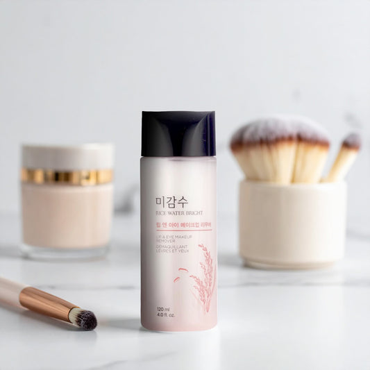 The Face Shop Rice Water Bright Lip & Eye Makeup Remover naast make-up accessoires