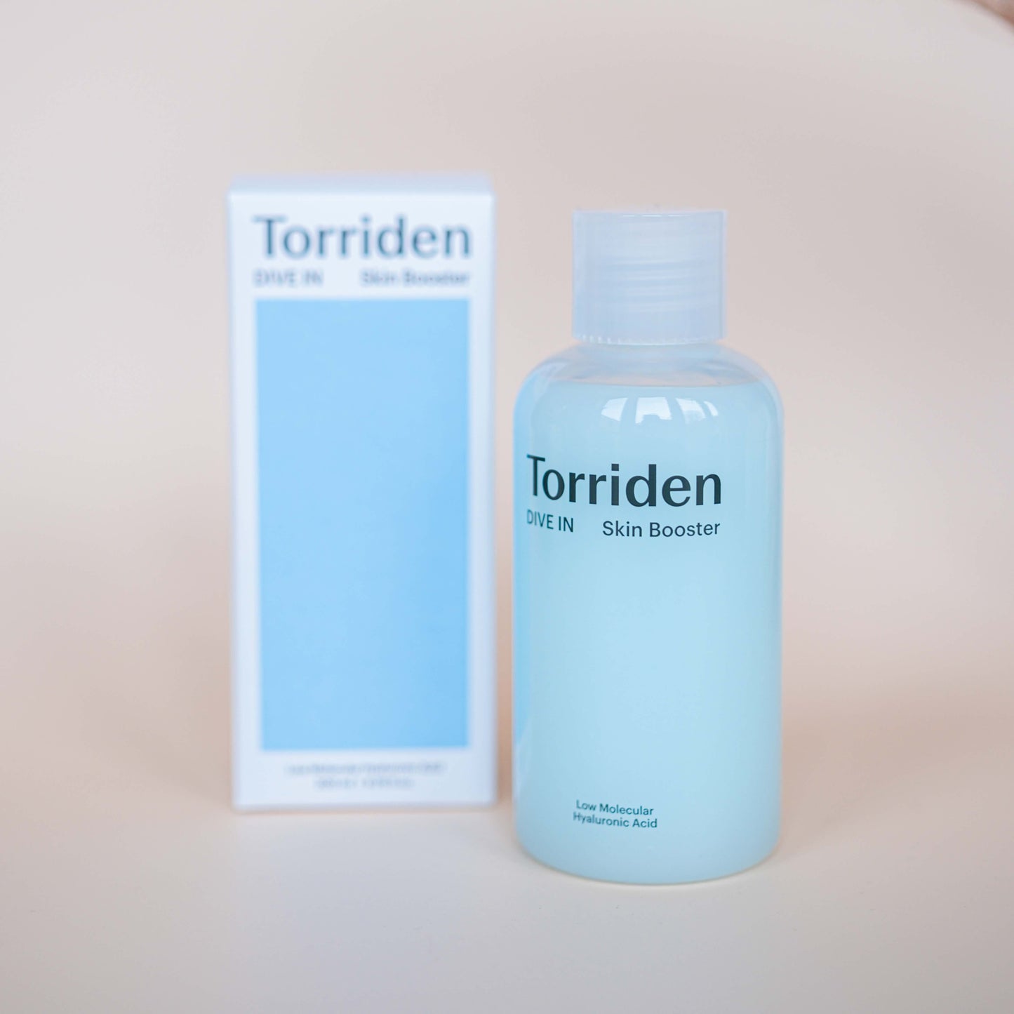 Torriden Dive In Low Molecular Hyaluronic Acid Booster op een gele ondergrond