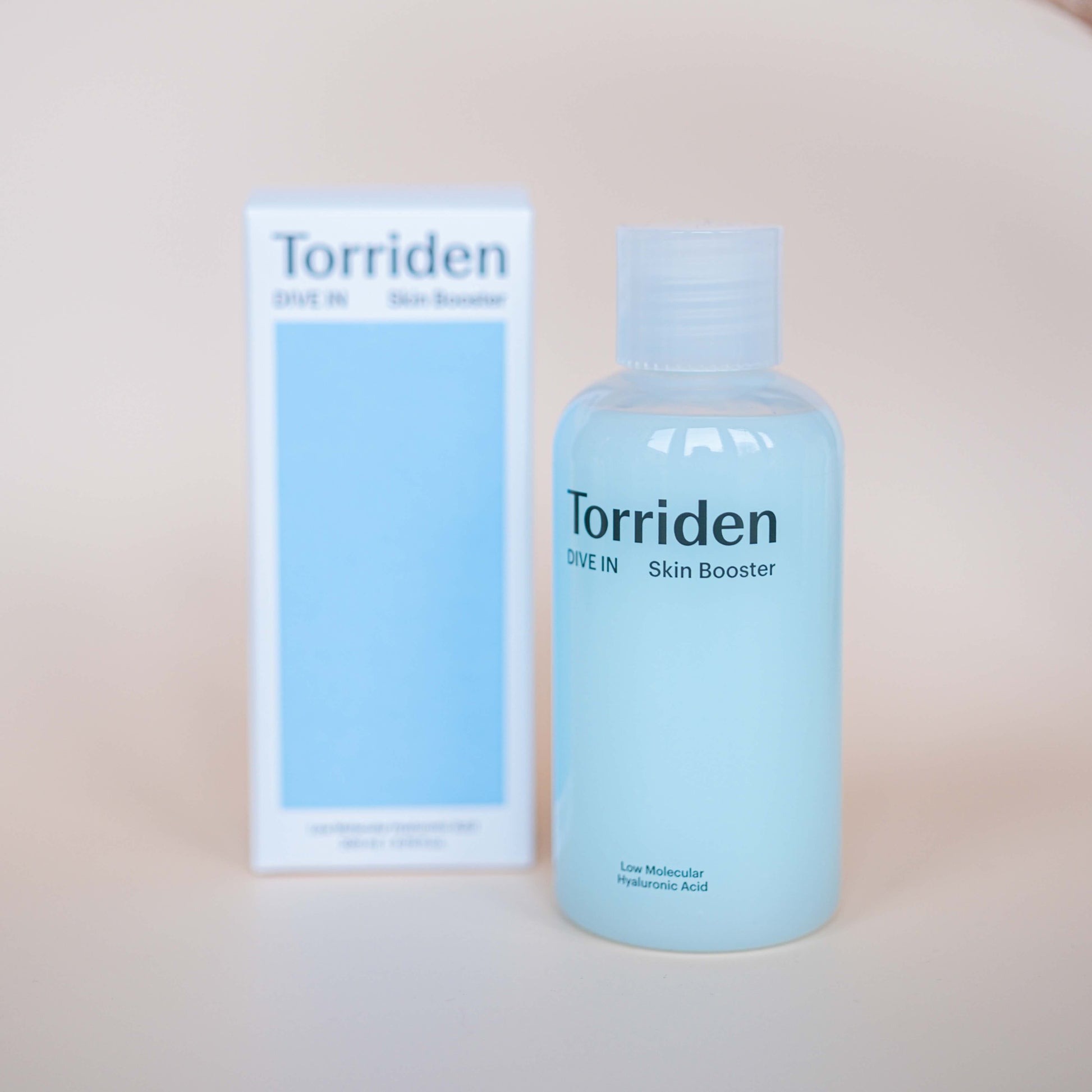 Torriden Dive In Low Molecular Hyaluronic Acid Booster op een gele ondergrond