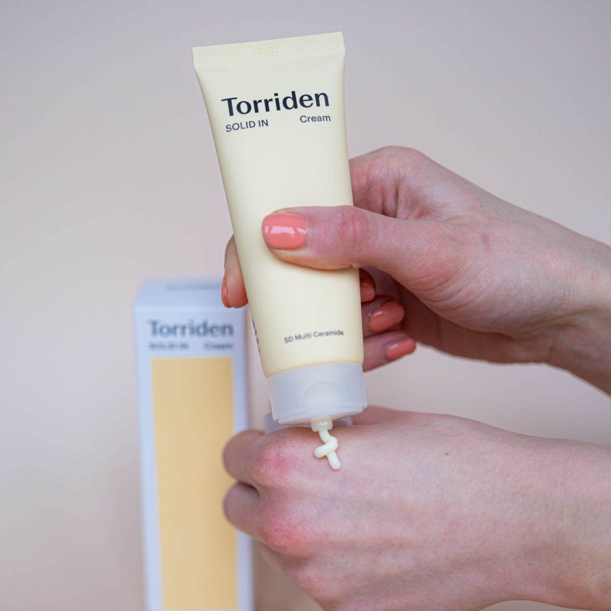 Torriden Solid In Ceramide Cream wordt vastgehouden in de hand