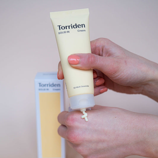 Torriden Solid In Ceramide Cream wordt vastgehouden in de hand