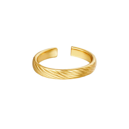 Ring met gedraaid patroon
