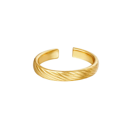 Ring met gedraaid patroon