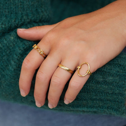Ring met gedraaid patroon