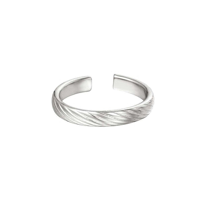 Ring met gedraaid patroon