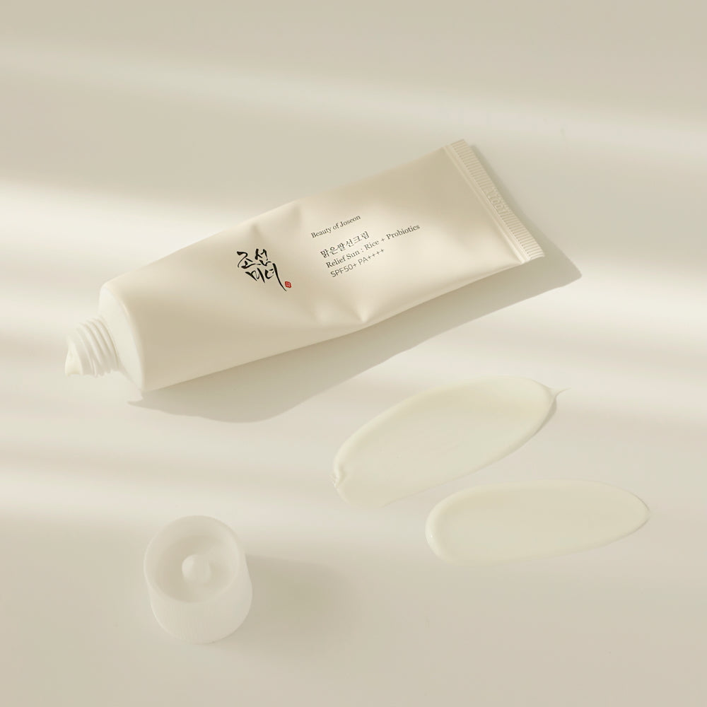 Beauty of Joseon Relief Sun Rice + Probiotics SPF50+ PA++++ op een lichte ondergrond